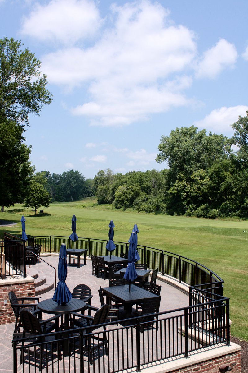 WarrenGolfND's tweet image. Best seat in the house☘️
After your round, swing by the grill for food and a cold drink with a perfect view of the 18th green!
#NotreDame #GoIrish #WarrenGolfCourse #Golf