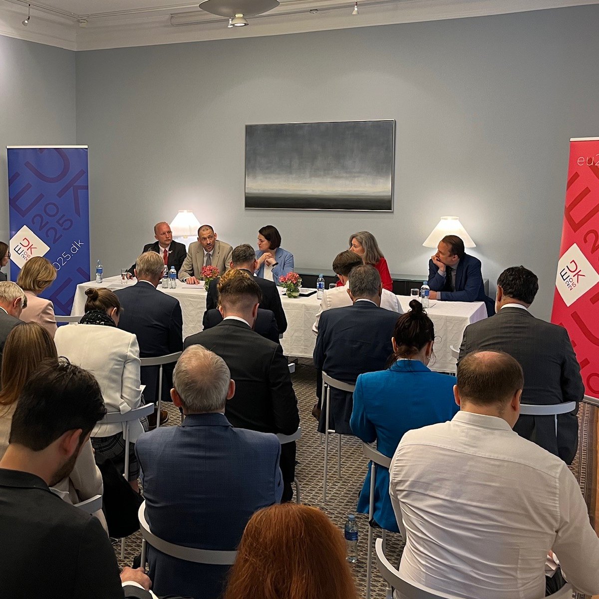 DKAMBinLT's tweet image. Strong and emotional moments today when recently released Belarusian political prisoner @tsikhanouski_s and his wife, opposition leader @Tsihanouskaya, met with the diplomatic corps at the 🇩🇰 Embassy. “My release strengthens the opposition” said Tsikhanouski. #StrongerTogether