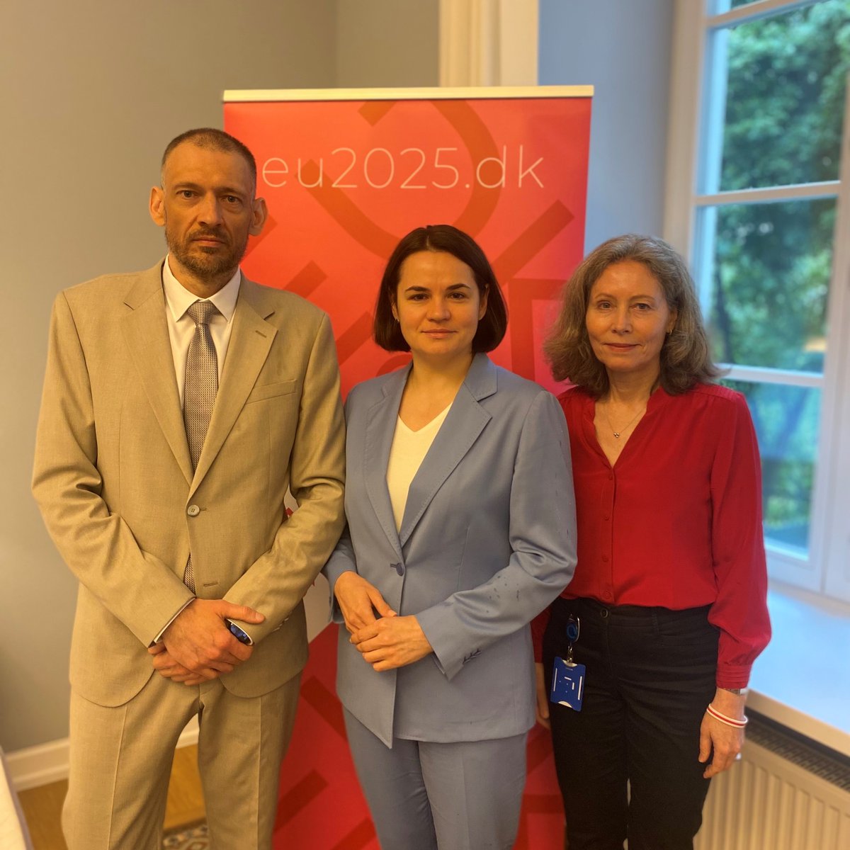 DKAMBinLT's tweet image. Strong and emotional moments today when recently released Belarusian political prisoner @tsikhanouski_s and his wife, opposition leader @Tsihanouskaya, met with the diplomatic corps at the 🇩🇰 Embassy. “My release strengthens the opposition” said Tsikhanouski. #StrongerTogether
