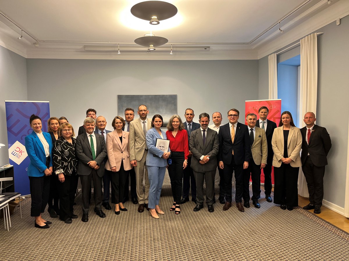 DKAMBinLT's tweet image. Strong and emotional moments today when recently released Belarusian political prisoner @tsikhanouski_s and his wife, opposition leader @Tsihanouskaya, met with the diplomatic corps at the 🇩🇰 Embassy. “My release strengthens the opposition” said Tsikhanouski. #StrongerTogether