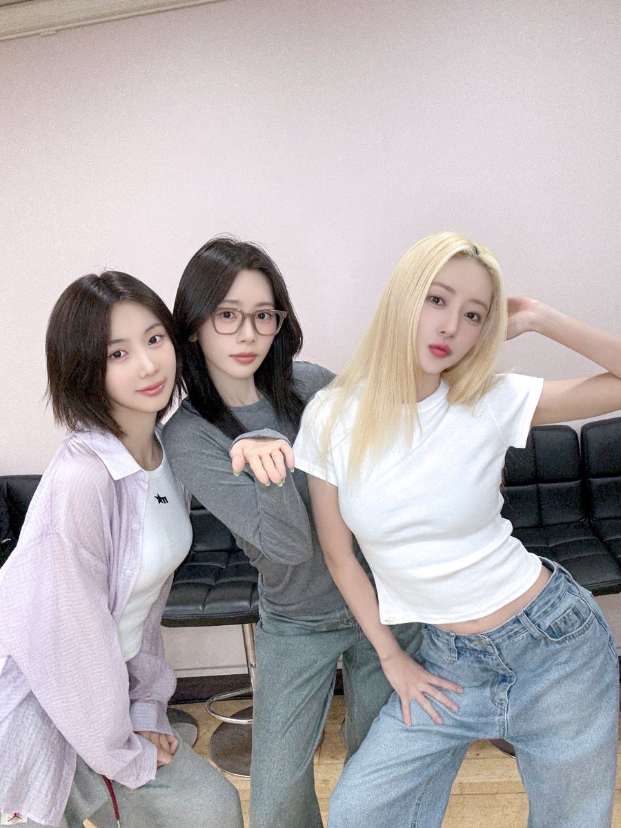 [✏] 25.07.09 헬로라이브, 메이크스타 팬사인회❣

오늘 더운 날씨도 썸냐랑 함께 이겨내는 중❤️‍🩹
물 많이 마시고, 더위 조심하기🤙🏻

#유아유 #UAU
#Dreamcatcher_UAU