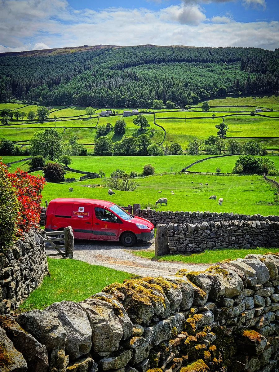 RoyalMail's tweet image. 🤩 An amazing view from the Yorkshire Dales.
Thanks to theyorkshiredales_postman via Instagram for the 📸