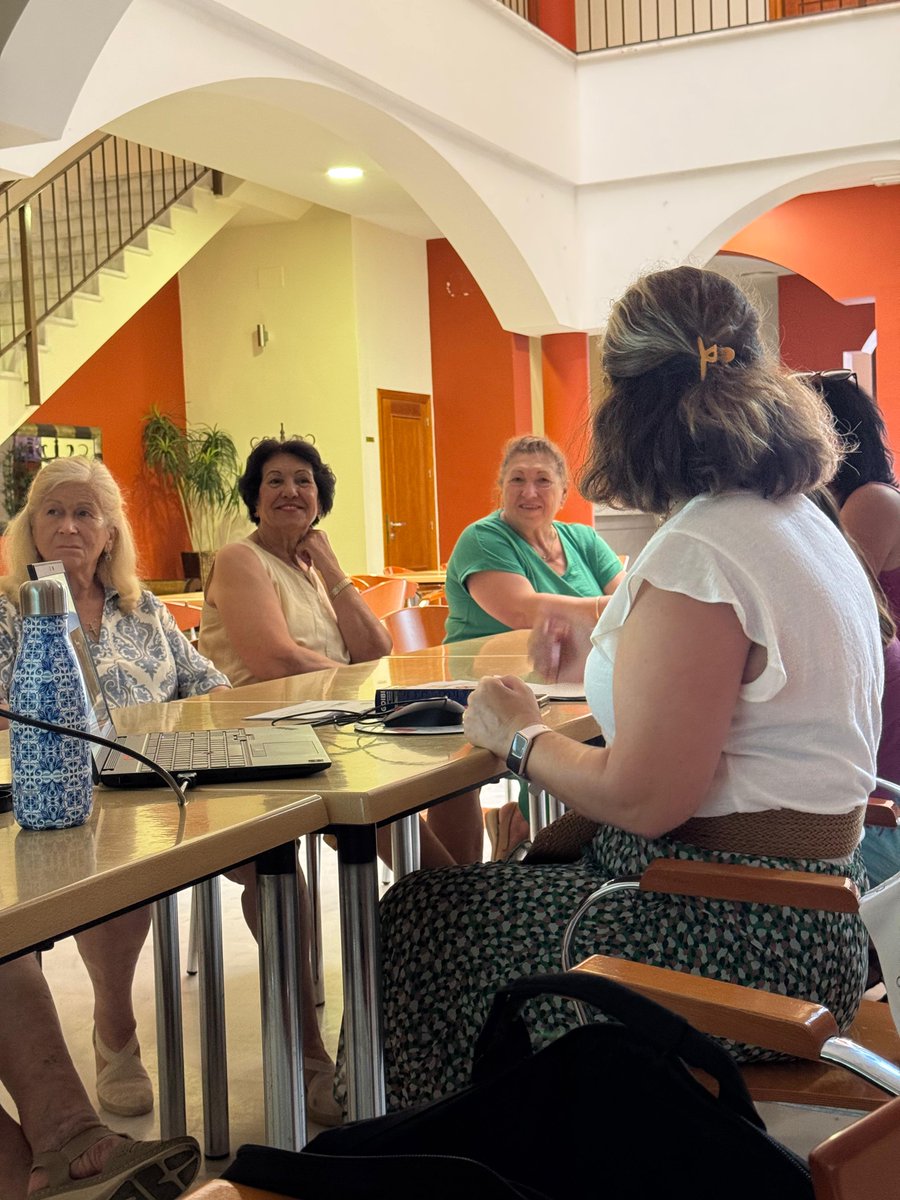 🦟 Imágenes de la sesión formativa sobre la prevención del Virus del Nilo Occidental, impartida por la enfermera María Jesús Barrero.

Consejos prácticos para protegernos de los mosquitos y cuidar la salud de las personas mayores.

#BollullosContraElVirusDelNilo 👵👴