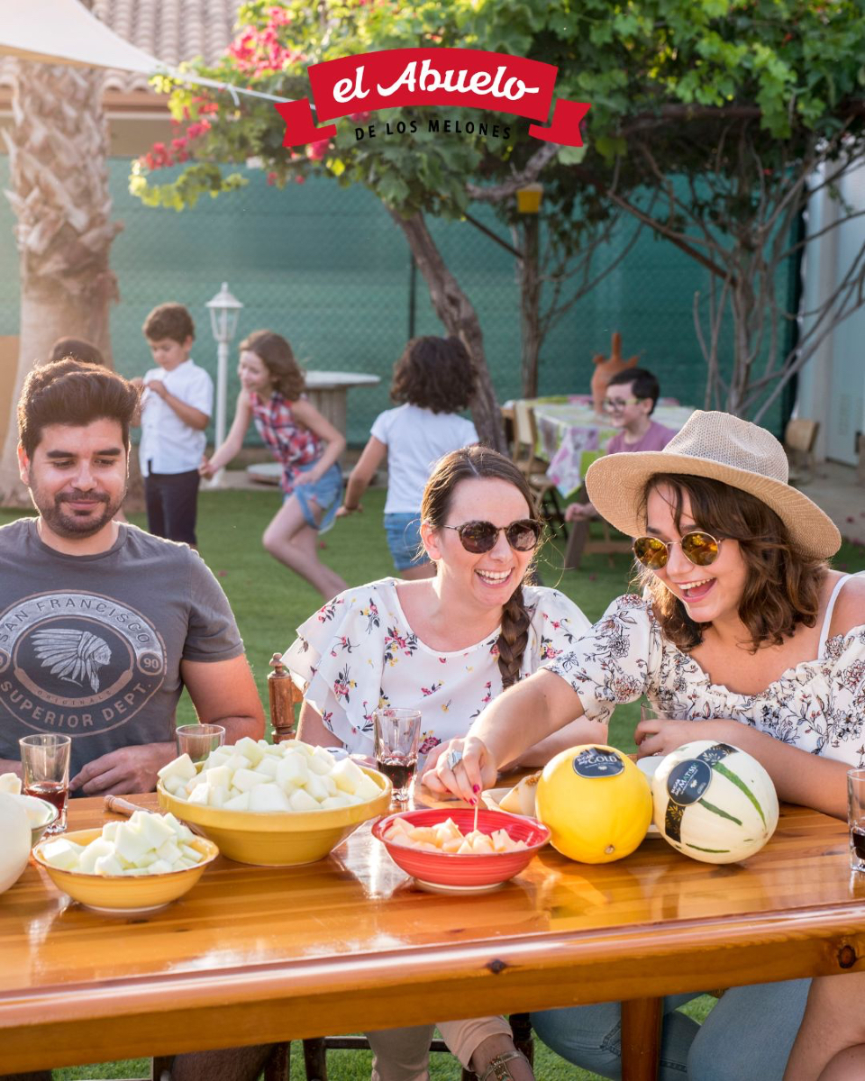 El melón sabe mejor cuando se comparte.
Y no hay mejor forma de hacerlo que con quienes más quieres.
Familia, amigos… y un buen melón sobre la mesa.
No hace falta mucho más para que el plan sea perfecto.

#MelonesElAbuelo