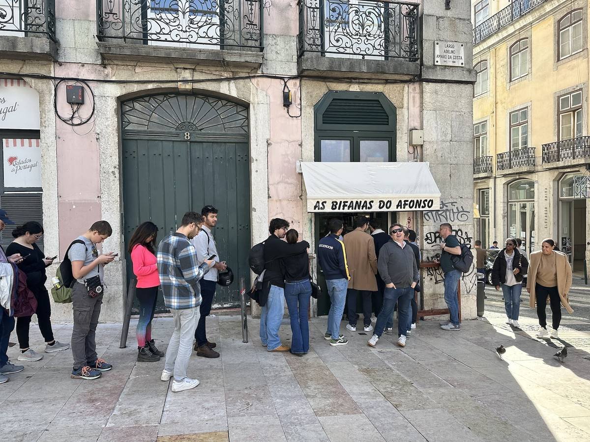 cryptaxpt's tweet image. 🥪Is this place overrated?
Every time I walk past "As Bifanas do Afonso", there’s a massive line. Recently, I saw it featured in a YouTube video where a Michelin-starred chef urged tourists to try one of Afonso’s famous bifanas. According to Afonso himself, the sauce they simmer…