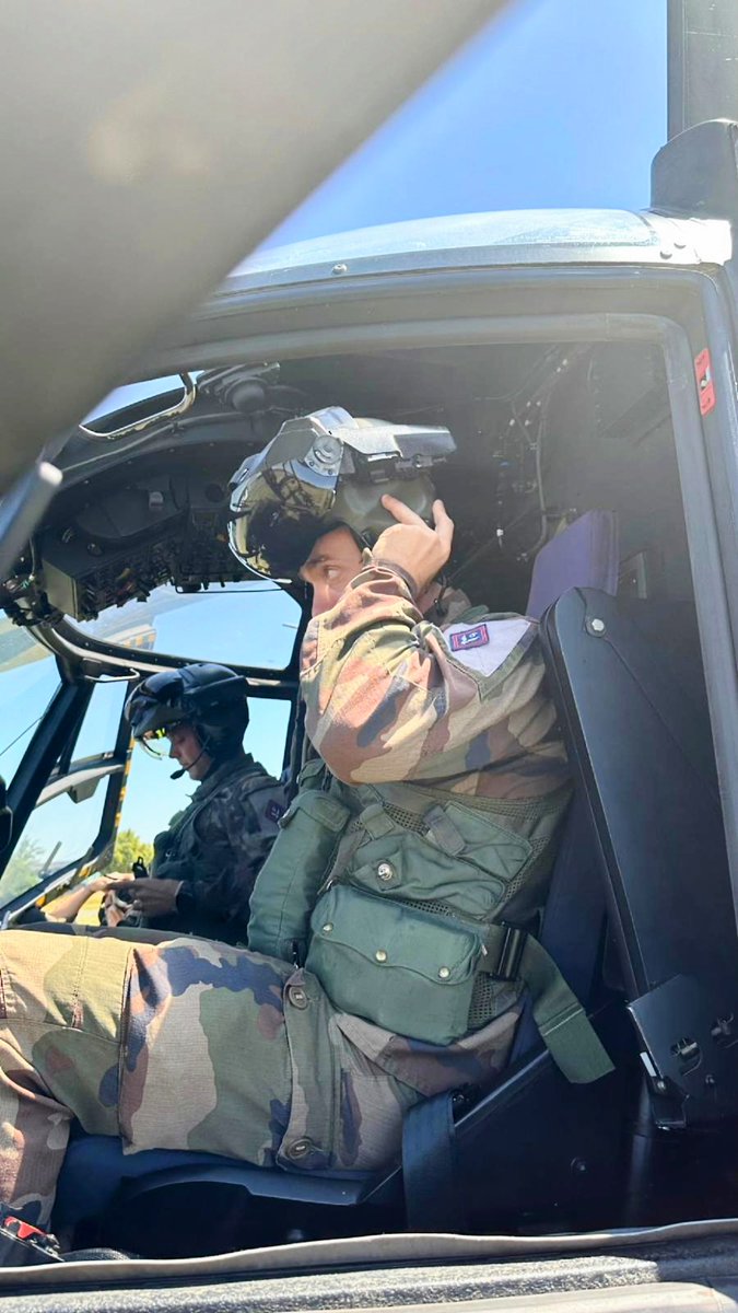 J-5️⃣ Avis à tous les curieux et amateurs pas trop loin de l'Arc de Triomphe  📣

Le ciel de Paris risque d'être quelque peu encombré ces prochaines minutes... 🚁🚁🚁
N'oubliez pas de lever la tête 😎

#SoldatsDeFrance 🫡🇨🇵 #14Juillet