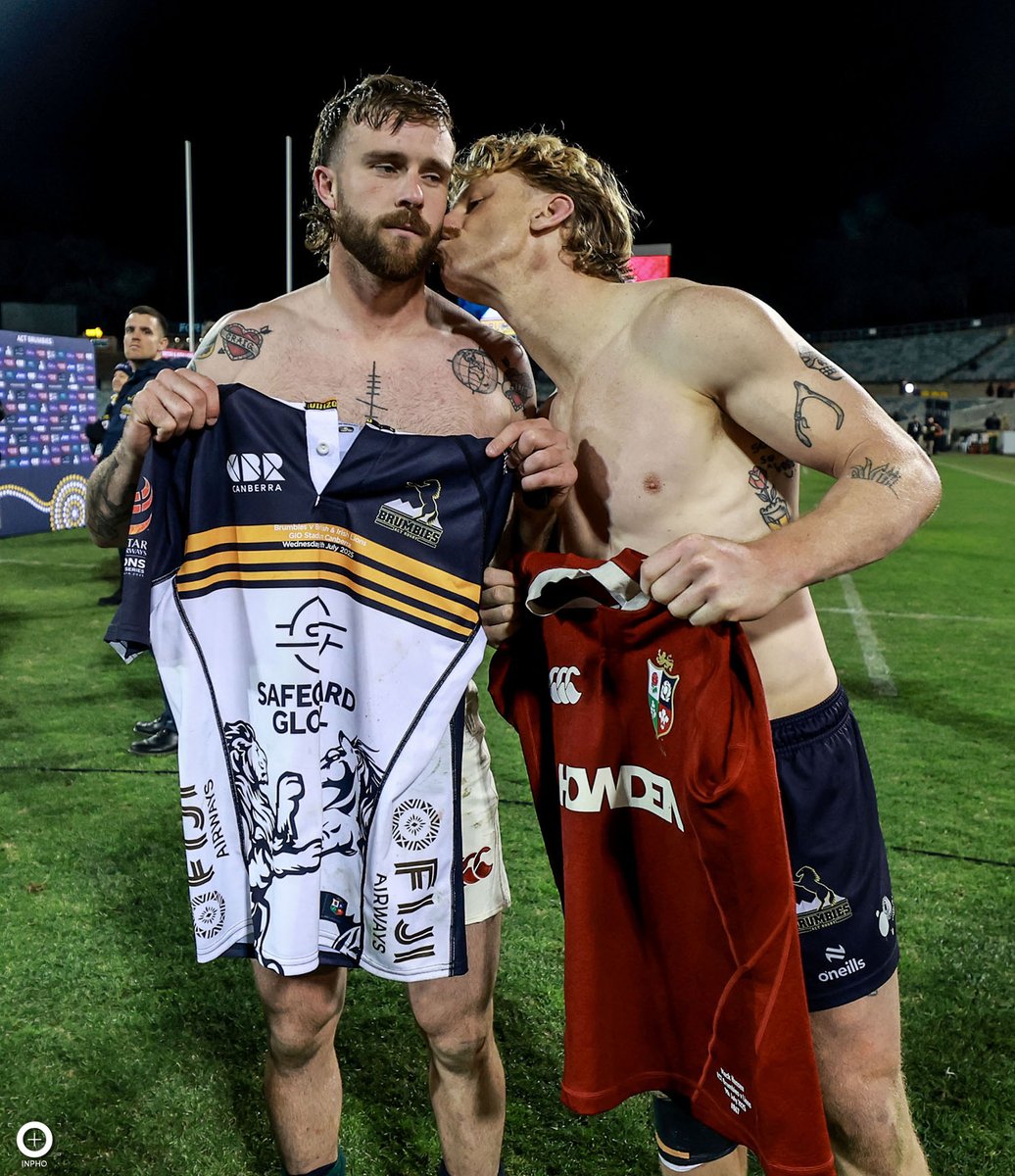 Former <a href="/connachtrugby/">Connacht Rugby</a> teammates Mack Hansen and Ben O'Donnell swap jerseys after today's game between the <a href="/lionsofficial/">British & Irish Lions</a> and <a href="/BrumbiesRugby/">ACT Brumbies</a> in Canberra! (📸 <a href="/DanSheridan2012/">Dan Sheridan</a>)