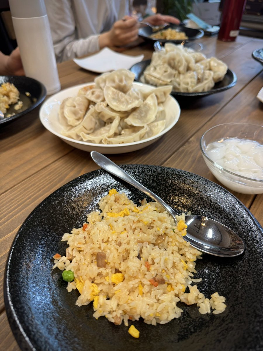 akira7798's tweet image. 今日のゼミまかない。
今日は餃子とチャーハンの日。100個くらい食べたねw
良く制作をし、良く食べ、良く話す。これが中川ゼミです。
#中川研究室の日常