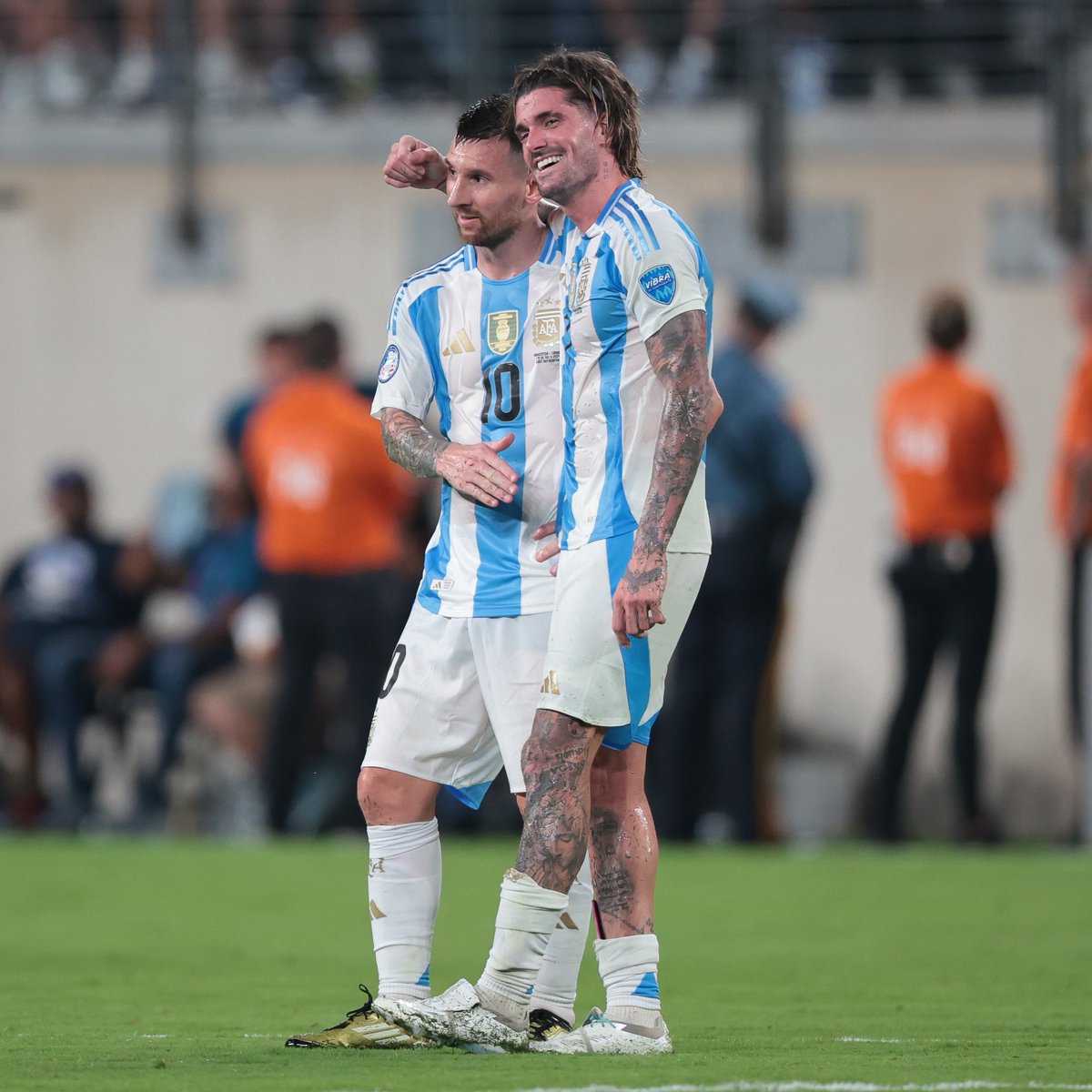 ActuFoot_'s tweet photo. 🚨 𝗥𝗢𝗗𝗥𝗜𝗚𝗢 𝗗𝗘 𝗣𝗔𝗨𝗟 🇦🇷 𝗡𝗘 𝗩𝗘𝗨𝗧 𝗥𝗘𝗝𝗢𝗜𝗡𝗗𝗥𝗘 𝗟'𝗜𝗡𝗧𝗘𝗥 𝗠𝗜𝗔𝗠𝗜 𝗤𝗨𝗘 𝗦𝗜 𝗟𝗜𝗢𝗡𝗘𝗟 𝗠𝗘𝗦𝗦𝗜 🇦🇷 𝗣𝗥𝗢𝗟𝗢𝗡𝗚𝗘 𝗦𝗢𝗡 𝗖𝗢𝗡𝗧𝗥𝗔𝗧 ! 🩷🌴

🗞️ @gastonedul https://t.co/LEwUDSjQoo