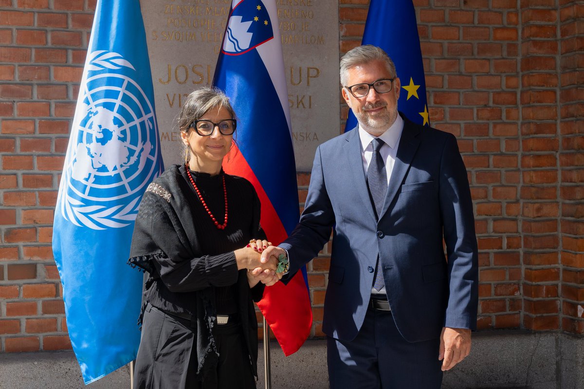 MFEA Slovenia (@mzez_rs) on Twitter photo DS <a href="/markostucin/">Marko Stucin</a> s posebno poročevalko ZN za človekove pravice na okupiranem palestinskem ozemlju <a href="/FranceskAlbs/">Francesca Albanese, UN Special Rapporteur oPt</a> o nujnosti miru v Gazi in rešitve palestinskega vprašanja. Albanese se je Sloveniji🇸🇮 zahvalila za načelno držo in prizadevanja za rešitev konflikta na Bližnjem vzhodu. DS <a href="/markostucin/">Marko Stucin</a> s posebno poročevalko ZN za človekove pravice na okupiranem palestinskem ozemlju <a href="/FranceskAlbs/">Francesca Albanese, UN Special Rapporteur oPt</a> o nujnosti miru v Gazi in rešitve palestinskega vprašanja. Albanese se je Sloveniji🇸🇮 zahvalila za načelno držo in prizadevanja za rešitev konflikta na Bližnjem vzhodu.
