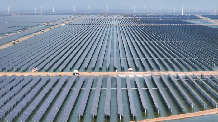China baut 74 % aller neuen Solar- &amp; Windprojekte. Serienfertigung macht erneuerbare Energie extrem billig – gut für die Welt.
Deutschland? Hat seine industriepolitische EE-Chance verspielt.
Das nächste Feld: Batteriespeicher, nicht Gaskraftwerke.
👉 ft.com/content/e51744…