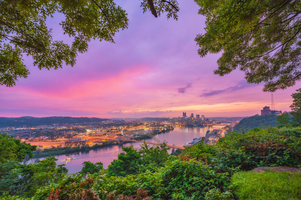DaveDiCello's tweet image. It's been awhile since we've had a really colorful sunrise in #Pittsburgh, and while the sky wasn't quite as vibrant as I had hoped it would be today, it was still a beautiful view. They trimmed some of the foliage on the West End allowing for this beautiful frame.