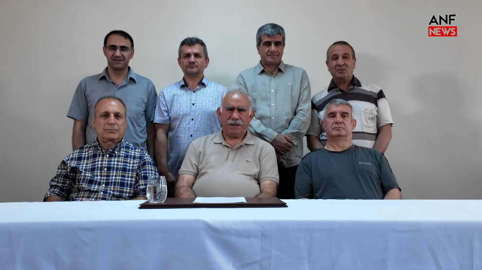 ErdalEr_'s tweet photo. Güney Kürdistan Notları: Ezberler Bozuluyor, Engeller Aşılıyor

Erdal Er

Süleymaniye’deyiz. Dört tarafı dağlarla çevrili. 
İşte o dağlara bakıyoruz. Sebebi belli. Gerilla diyince dağ aklımıza geliyor. Öyle böyle değil. Her Kürdün içine nakış nakış işlemiş dağın sevdası, dağın acısı ve dağa çıkanların hikayesi. Neye denk geldiğini bilir. Kürt için dağ koruyucu sığınak, acı, kanayan yara, onur, özgürlük ve isyandır. Böyle olduğu için her ağıt dağla başlar dağla biter. Uzun uzun dağlara bakıyoruz. Artık bombaların düşmeyeceği, Kürdün ağıt yakmayacağı bir dünya hayal ediyorum.

Öcalan’ın Görüntülü Çağrısı: Bir Engel Daha Kalktı

Günlerdir Kürt Halk Önderi Abdullah Öcalan’ın dağa, dolayısıyla gerillaya yapacağı görüntülü mesajı bekliyoruz. 
Salı akşamı milyonlarca Kürt uyuyamadı. 
Nedeni görüntülü mesaj. Bulunduğumuz ortamda haber kulaktan kulağa fısıldanıp durdu. Herkes bildiği büyük sırrı sakladı, kimse tam cümleyle konuşmadı, yarım cümlelerle yetindi. Sonuçta sabah oldu. Televizyonların karşısına geçtik, bekledik. Zaman adeta durdu, akmadı. Herkes sabırsız, yerinde duramıyordu. 
Sonunda beklenen an geldi. 26 yıl sonra “DEĞERLİ YOLDAŞLAR” cümlesiyle başlayan, “DAİMİ YOLDAŞÇA SELAM VE SEVGİYLE KALIN” cümlesiyle biten 7 dakika 8 saniyelik görüntü ve sesi gördük. 

Sevinç, hüzün, umut...

Bu adım, bir başka engelin daha aşılmasını sağladı. Kıyamet kopmadı, Türkiye Cumhuriyeti devleti bölünmedi, yıkılmadı, ayaklanma çıkmadı. Tam tersine, bu çağrı olağanüstü bir pozitif etki yarattı. Oysa aylardır “Görüntülü mesaj olur mu, olmaz mı?” tartışmaları sürüyor, geçmişin korkuları, önyargıları ve güncel siyasi kaygılar barış sürecini tıkıyordu. 27 Şubat’taki çağrının görüntülü olacağı söylenmiş, ancak son anda vazgeçilmişti. Benzer şekilde, bu kez de “Görüntü yayınlansın mı, yayınlanmasın mı, bir dakika mı olsun, sesli mi, sessiz mi?” tartışmaları yaşandı. 
Sonuçta video tamamen yayınlandı ve bu adımla herkes kazandı.

Bu süreç, barış ve çözüm yolunda engelleri kaldırmanın öncelikle korku ve önyargılardan kurtulmaktan geçtiğini bir kez daha gösterdi. Üzerimizdeki zırhları bir bir çıkarıp atmamız gerekiyor. Bir başka deyişle, geçmişte yanlış iliklenen gömleğin düğmelerini açıp yeniden iliklemek, gerçek barışa ulaşmanın ana yoludur. Mesaj buna açık davettir. 

Kamuoyunun Tepkisi: Buruk Sevinç ve Özgürlük Özlemi

Sayın Öcalan’ın görüntülü mesajına yönelik tepkiler, kötü niyetli kişiler hariç, büyük destek gördü. 
Bu, sürpriz bir sonuç değil; beklenendi. Ancak Kürt halkında bir burukluk da mevcut. Çünkü halk, önderlerinin özgür olmasını istiyor. Dile kolay, 26 yıl sonra milyonlarca insan önderlerinin sesini duydu. 
Bu, buruk bir sevinci ifade ediyor. Gerçek bayram, Sayın Öcalan’ın özgür olduğu gün yaşanacak. O gün, barış menziline ulaştığımız gün olacak aynı zamanda. Henüz kat edilmesi gereken yollar, aşılması gereken engeller var. Önemli olan, Sayın Öcalan’ın çağrısındaki mücadele davetine icabet etmektir.

Silahlara Veda Töreni: Barışa Doğru Tarihi Bir Adım

Sayın Öcalan’ın çağrısının sonuçlarından biri, kamuoyuna yansıdığı üzere, bir grup gerillanın “silahlara veda” töreniyle iyi niyet adımı atacak olması. Bu tören, Süleymaniye idaresinde bir noktada gerçekleşecek. Haftalar önce başlayan pratik çalışmaların sonuna gelindiği bilgisini aldık; artık geri sayım başladı. 
Törenin güvenlik gerekçesiyle basına kapalı olacağı söylense de, bu durum telafisi olmayan bir sonuç değil. Çekilen görüntüler, törenin ardından belki yarım saat, belki bir saat içinde medya ile paylaşılacak.

Bu adım, 40-50 yıldır devam eden savaşı bitirme ve barışı yakınlaştırma yolunda tarihi bir adımdır. Barış mücadelesi uzun bir menzildir; yürünerek, yol alınarak varılır. Kolay değildir. Geçmişteki benzer denemeler başarısızlıkla sonuçlandı, ancak bu, bugünün de aynı olacağı anlamına gelmez. Geçmiş deneyimlerden ders çıkarmak, geleceği inşa etmek için gereklidir.

Süleymaniye’de Buluşma: Gazeteciler, Siyasetçiler ve Gözlemciler

Hewlêr ve Süleymaniye’ye çok sayıda gazeteci, siyasetçi ve gözlemci geldi. Esas kafile ise yarın (Perşembe) Kuzey Kürdistan ve Türkiye’den ulaşacak. DEM Parti Eş Genel Başkanları’nın da aralarında bulunduğu çok sayıda temsilci ve gözlemci, töreni izlemek için Süleymaniye’de olacak. Herhangi bir aksilik olmazsa, Cuma günü bir grup gerillanın katılacağı töreni görmüş olacağız. Törenin yeri ve saati henüz netleşmedi, ancak bu konuda bir netlik beklenmiyor. Törende, bir grup gerilla silahlarına veda ederek silahsız bir şekilde üslerine dönecek. Bunun nedeni, Türkiye’de henüz hukuki ve yasal düzenlemelerin tamamlanmamış olması.

Top Ankara’da: Pratik Adımlar Zamanı

Gerillanın bu adımı sonrası top artık Ankara’nın sahasında. Cumhurbaşkanı Recep Tayyip Erdoğan, partisinin grup toplantısında çözüm süreci konusunda önemli açıklamalarda bulundu. Ancak barış, açıklamalarla değil, pratik adımlarla sağlanır. Tıpkı Sayın Öcalan’ın cesur çıkışı ve gerillanın atacağı tarihi adım gibi. Barış süreci, korkuları, önyargıları ve siyasi hesapları bir kenara bırakarak, cesur ve kararlı adımlarla ilerleyebilir.

Güney Kürdistan’dan Notlar Devam Edecek

Güney Kürdistan, barışa giden yolda umut ve kararlılık dolu bir süreç yaşıyor. Ezberler bozuluyor, engeller bir bir kalkıyor. Bu tarihi adımları izlemeye ve yazmaya devam edeceğiz.