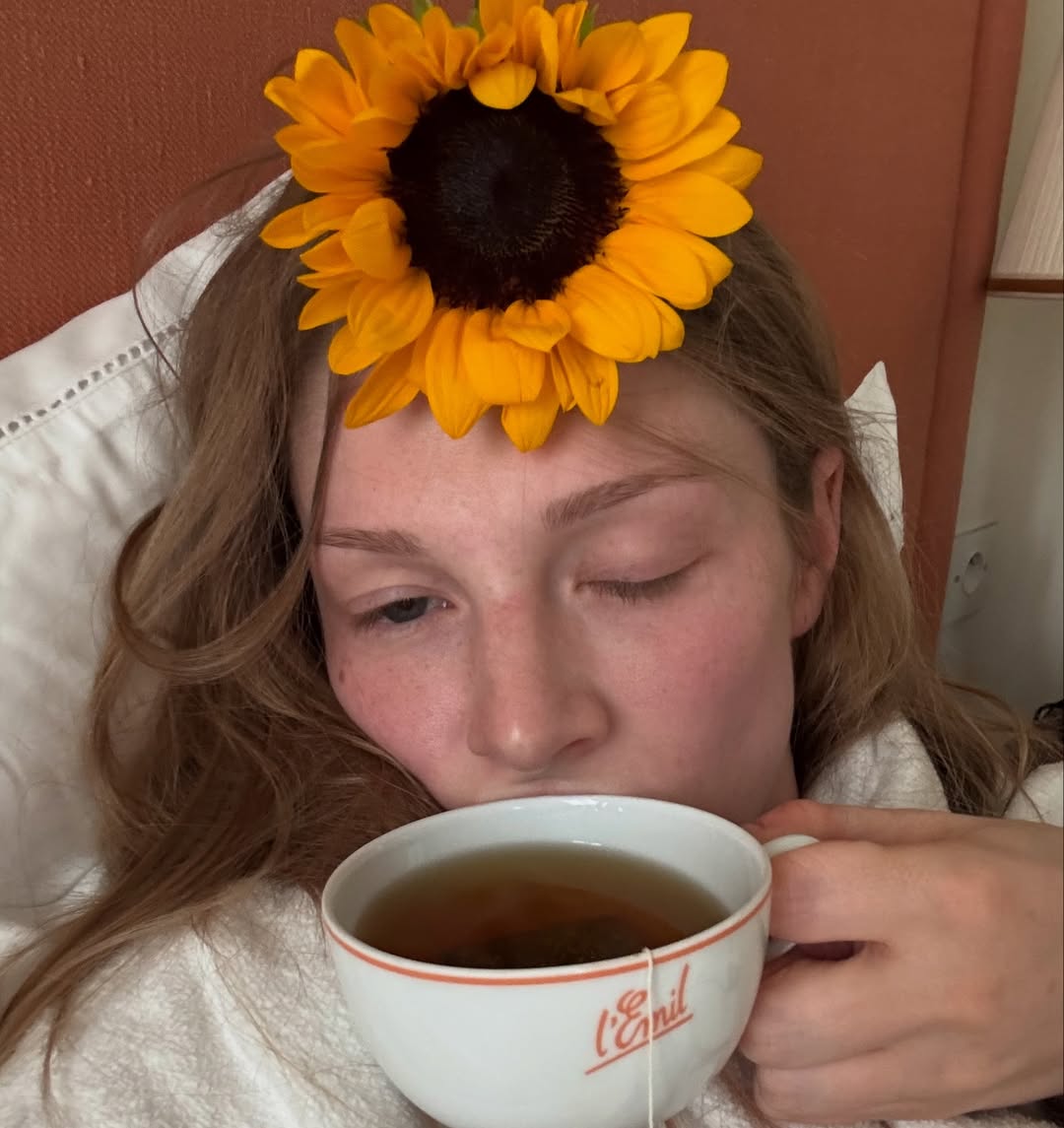 schaferfiles's tweet image. baby wake up new hunter schafer selfie just dropped