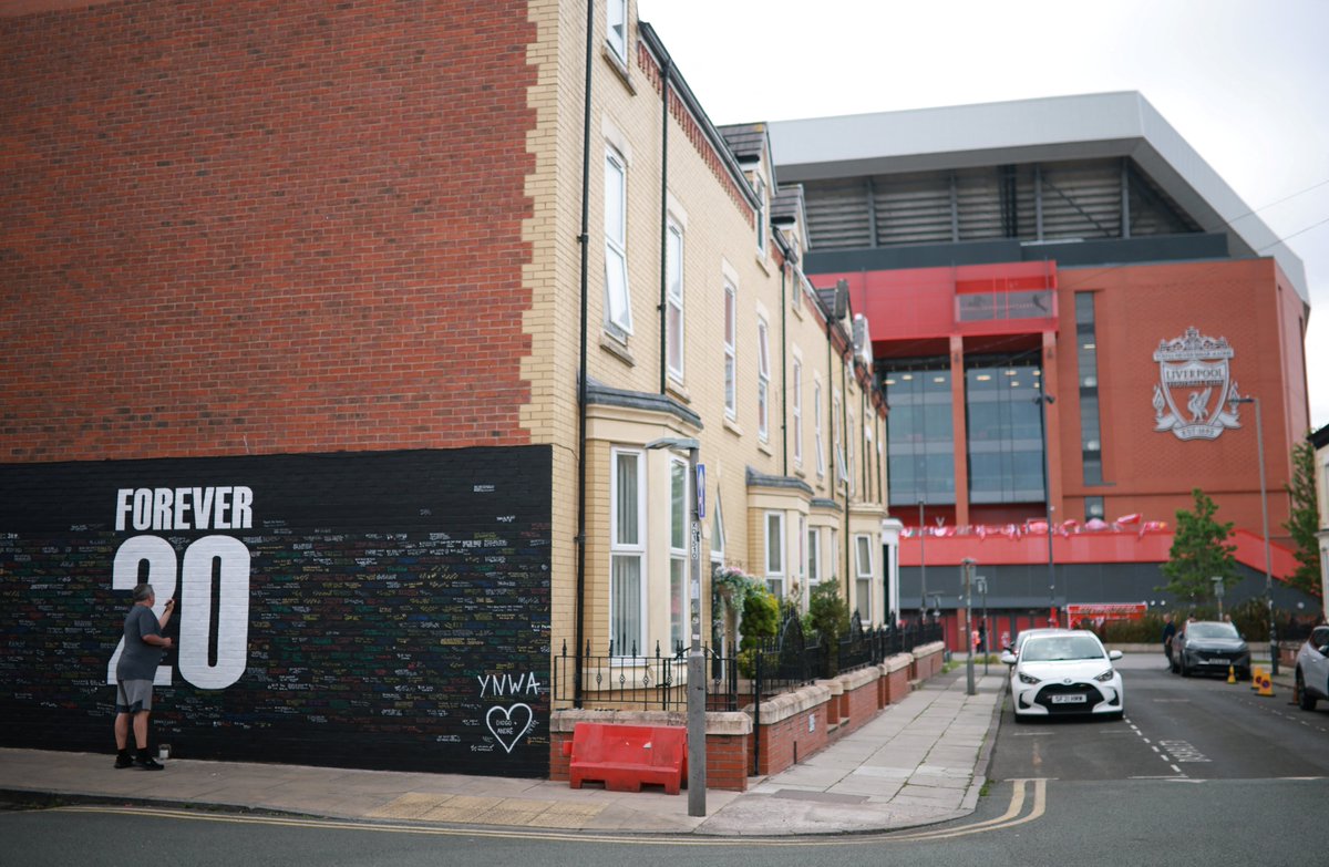 Anfield'a 1 sokak uzaklıkta, Diogo Jota'nın hatırası için hazırlanan duvar... 

Sonsuza dek 20 numara.