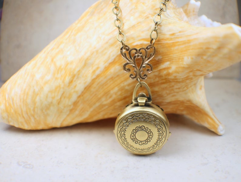 #Giftforher #handmade Rabbit Cameo Photo Locket Bronze
$65.00
Get here bit.ly/47QKCMV