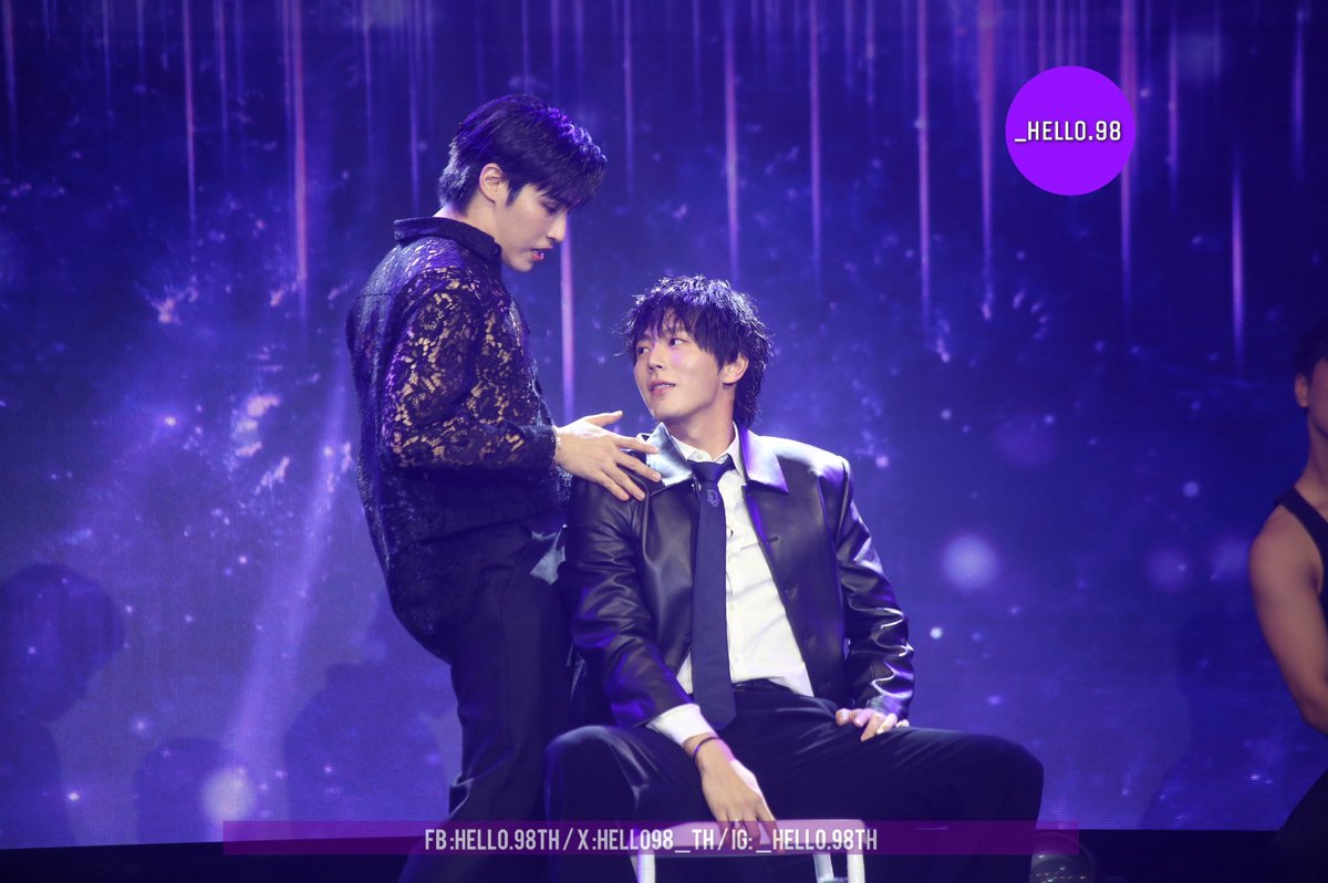 Hello98_th's tweet image. ‘อัพ-ภูมิ’  บรรยากาศโชว์ใน ซีรีส์สุดปังเรื่องใหม่ ‘รักแห่งสีลม’  

โปรเจกต์สุดปัง
#InsightEntertainment #Beyondthescreen ✨

UPPOOM BEYOND THE SCREEN
#BeyondthescreenxUpPoom
#UpPoom 
#uppoompat 
#poompps
#YYDSent
#InsightEnt2025