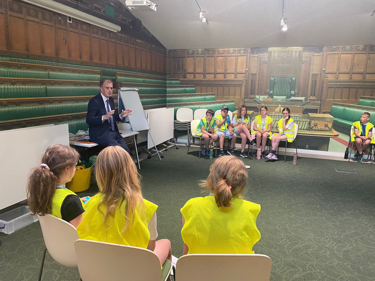 JulianSmithUK's tweet image. Had a brilliant Q&A with pupils from Settle Primary School after their tour of Parliament. We covered everything from why I became an MP to whether we should rewild wolves in the UK.
Thanks to the students and staff for such a thoughtful visit.
📸 Read more:…