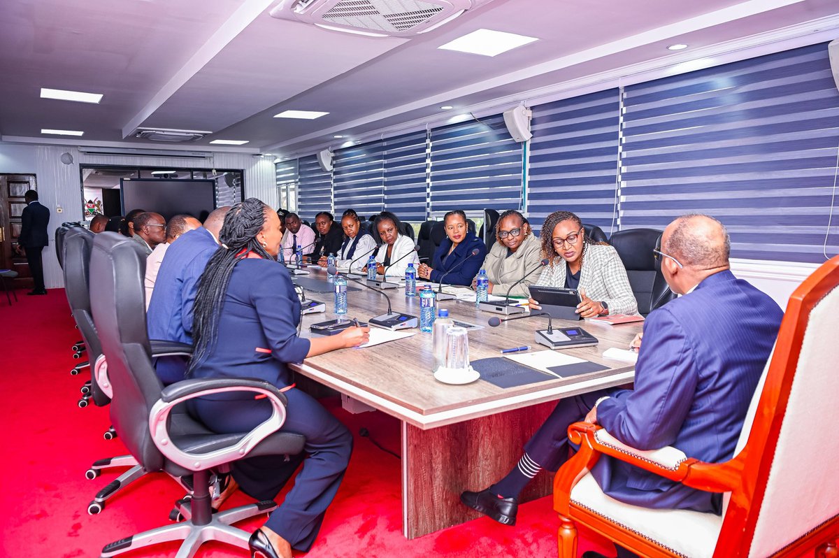StopTBKe's tweet image. Today, STP-K National Coordinator @ekibuchi and @TBChampions_ke Coordinator @Stephenshikoli1 were honored to meet the Health CS Hon. Aden Duale for a meeting on sustainable vaccine financing. The two included TB in this crucial discussion whose key goal is a #tbfreekenya