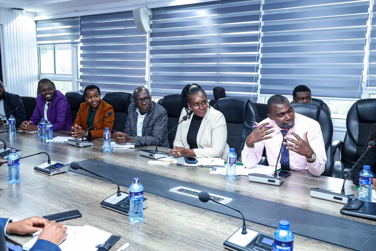 StopTBKe's tweet image. Today, STP-K National Coordinator @ekibuchi and @TBChampions_ke Coordinator @Stephenshikoli1 were honored to meet the Health CS Hon. Aden Duale for a meeting on sustainable vaccine financing. The two included TB in this crucial discussion whose key goal is a #tbfreekenya