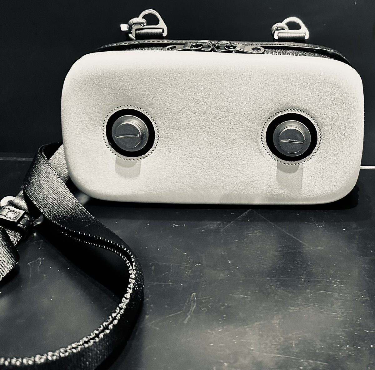 村田蓮爾 robotbagの下の部分のしぼりを活かして財布ポーチを作りました！ とても良い出来です✨。 中の仕切りもたくさんで、裏側はカードも入ります。使い勝手が良さそうです。実物を是非見てみてください。  こちらもお持ち帰り出来る販売グッズです。