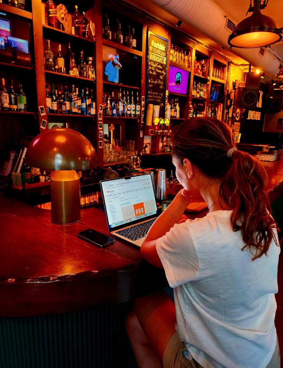 bar office 💻🥂 #corridorist #dayandnight #gastrobar #barbites #cocktails #draftbeers #pera