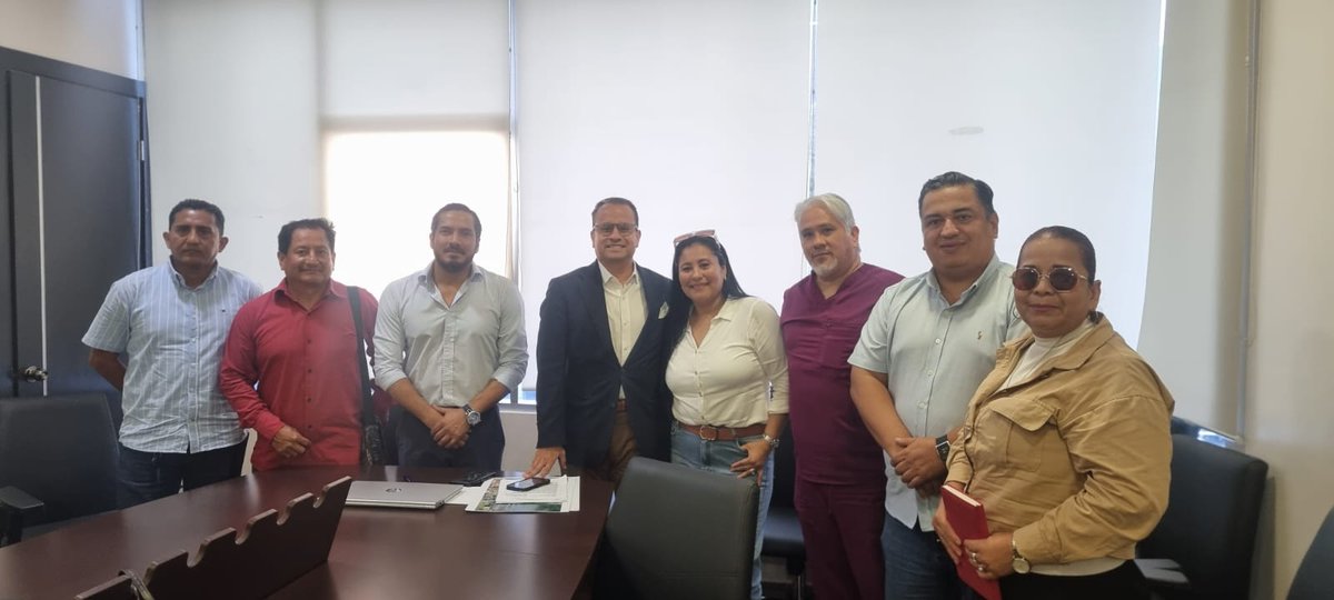 #ViaALaCosta Reunión de Presidentes de Coop 24 de Mayo, Bajo Verde Km22, Portal al Sol, Alameda  con el Gerente de ATM. Se vienen buenas noticias para estás comunidades en tema de movilidad.
Vía a la Costa somos todos.
Gracias 👍 <a href="/ATMGuayaquil/">ATM Guayaquil</a> <a href="/manusalvatierra/">Manuel Salvatierra</a>  <a href="/aquilesalvarez/">Aquiles Alvarez Henriques</a>