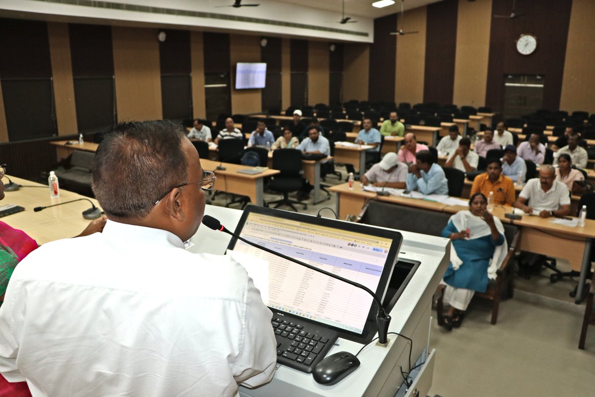 झारखंड शिक्षा परियोजना परिषद के प्रशासी पदाधिकारी श्री सचिदानंद दि. तिग्गा की अध्यक्षता में आज #School_Ruaar अभियान 2025, आउट ऑफ स्कूल/ड्रॉपआउट की जिलावार प्राप्त अद्यतन प्रतिवेदन समेत विभिन्न शैक्षणिक कार्यक्रमों की समीक्षा के लिए बैठक आयोजित की गयी। बैठक में लोकभागीदारी की