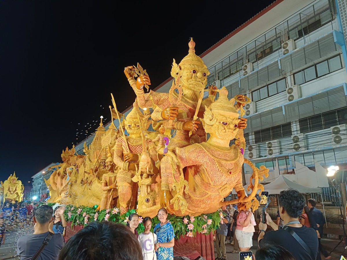 ถ้าทำงานแล้วยังเหนื่อยไม่พอก็มาวนหาที่จอดรถต่อ ปะทะคนเป็นแสน อุบลฮุงเฮืองเมืองด่าน