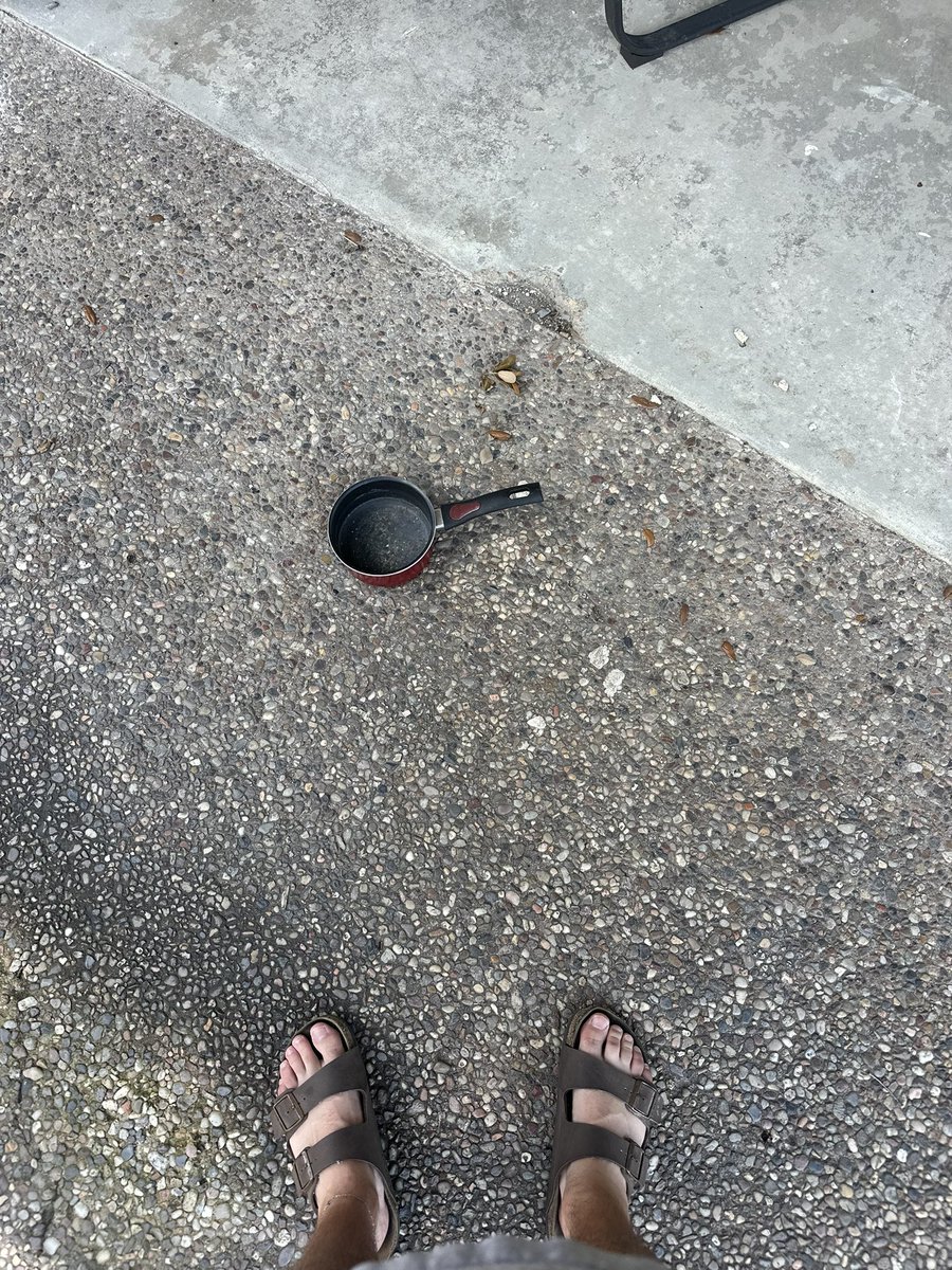 thebobbyp67's tweet photo. Dad’s water bowl for his dog #divorcelife https://t.co/C3Bca9WWlT