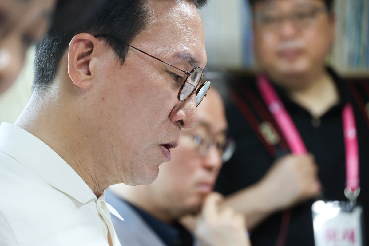 #김민석과한걸음더
#민생에한걸음더 

김민석 국무총리는 7월 9일(수) 오전 대전광역시 쪽방상담소(대전시 동구 소재)를 방문하고, 쪽방촌에서 혼자 생활하시는 어르신 가정을 찾았습니다.

김 총리는 여름철 폭염으로 쪽방촌 주민들이 어려움을 겪고 있지 않은지 점검하고, "쪽방주민들에게 무엇보다