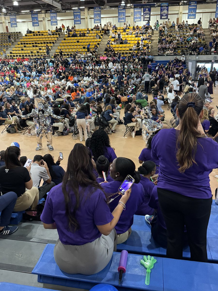 LynnMaceyras's tweet image. Great energy at Synergy this morning @MDCPS We love teachers and we love being an “A” district for 6 years in a row! Early Childhood staff is ready to commit to the coherence effect of excellence, one student, one moment at a time. @SuptDotres #YourBestChoiceMDCPS