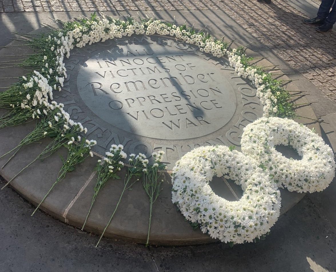 A solemn moment at <a href="/wabbey/">Westminster Abbey</a> as we laid wreaths and flowers for those murdered at #Srebrenica, 30 years ago.

Marking this in the heart of British national memory affirms 🇬🇧 recognition of the genocide and our duty to confront hatred, always.
#Srebrenica30 #WestminsterAbbey