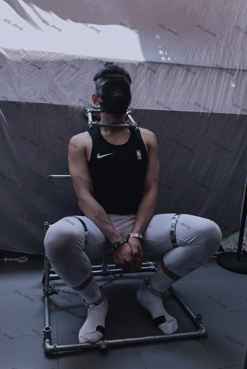 铐住四肢后分别锁在铁架子上
手脚铐子用铁链相连缩短活动空间
双手无法抬起(甚至摸不到那里)
大腿用铁圈固定在两边无法合上
无法低头  呈现结果真好看