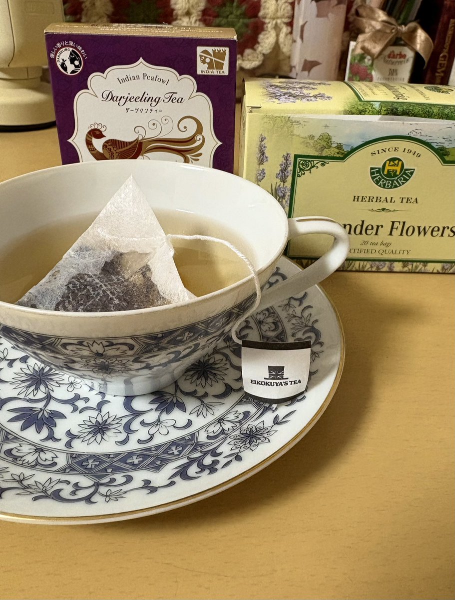 Nesen,es bieži dzēru tēju.
Es dzēru darjeeling tēju un lavandas tēju.
Kāda ir tava mīļākā tēja?