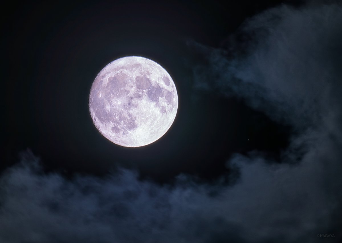 流れる雲に十五夜の月。
（今、望遠鏡を使って撮影）
まだ左側が少しだけ欠けていて、ちょうど満月になるのは11日早朝です。
今日もお疲れさまでした。