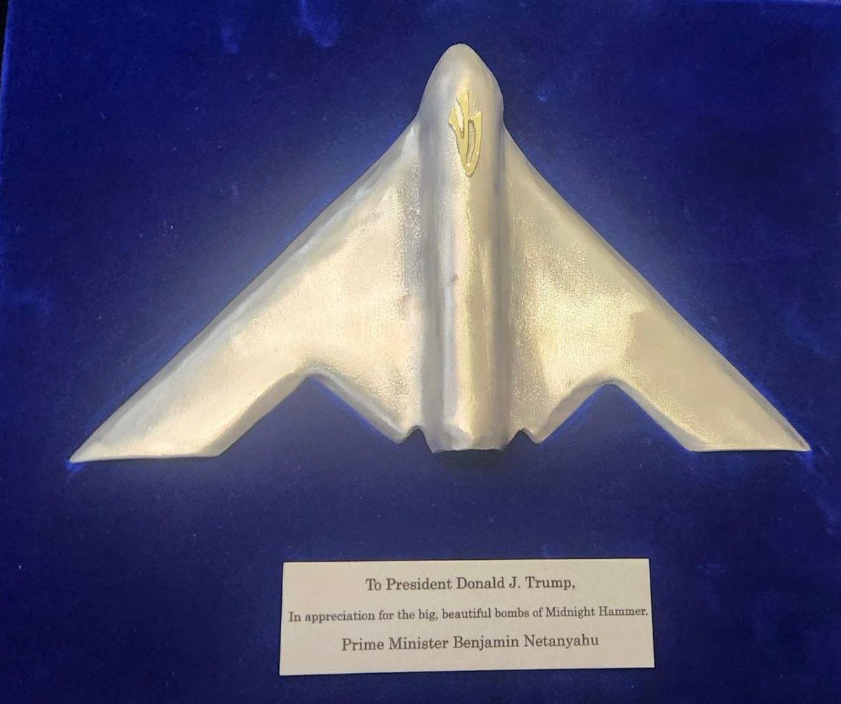 SuppressedNws's tweet image. ⚡️🇺🇸🇮🇱JUST IN:
Israeli PM Netanyahu gave U.S President Trump a B-2 bomber-shaped mezuzah made from Iranian missile parts, symbolizing the recent U.S. strike on Fordow.