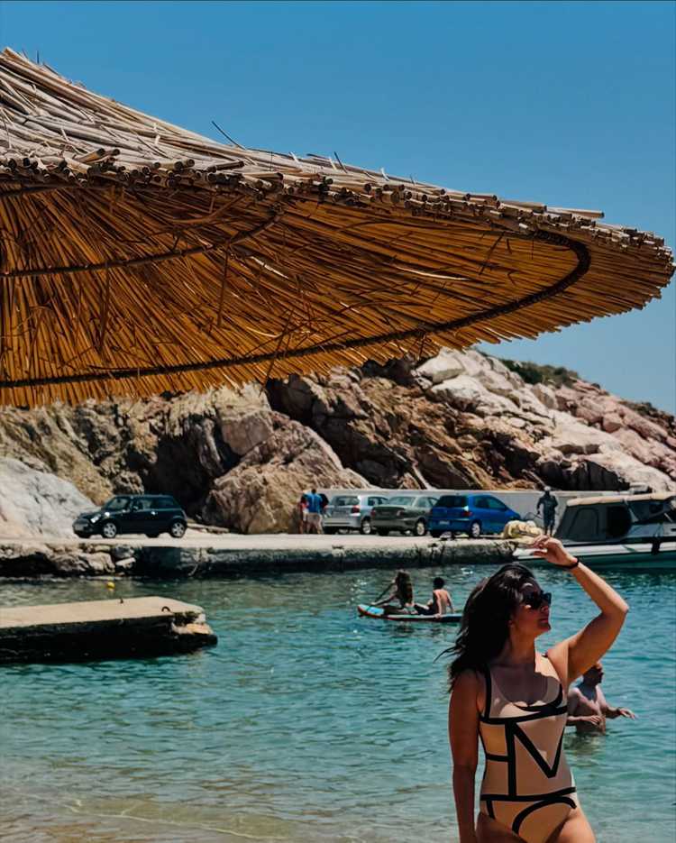 TaazaVarthalu's tweet photo. Kareena Kapoor drops bikini pics from her London beach vacation
#KareenaKapoor #Beaches #Fshion #KareenaKapoorKhan #kareenakapoorhot https://t.co/qVMNesMZX4