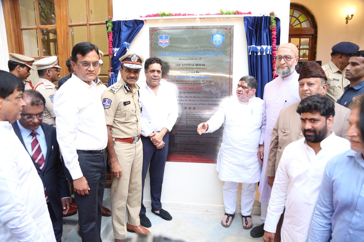 CPHydCity's tweet image. Hon’ble minister also re-inaugurated the historic Purani Haveli, popularly known as the Kotwal House, which served as the Police Commissioner’s Office from 1920 to 2002.
On the occasion, Commissioner of Police Sri C.V. Anand, IPS, spoke about the rich legacy of the building and…