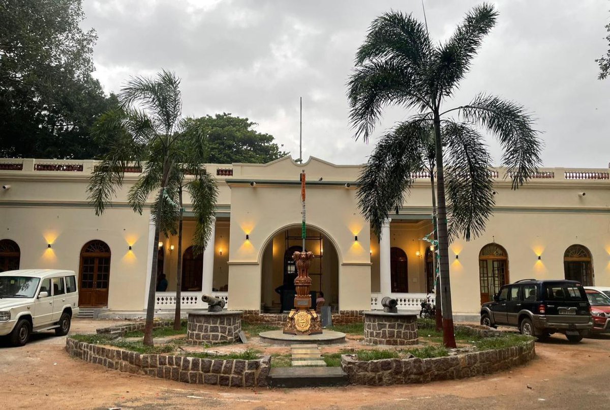 CPHydCity's tweet image. Hon’ble minister also re-inaugurated the historic Purani Haveli, popularly known as the Kotwal House, which served as the Police Commissioner’s Office from 1920 to 2002.
On the occasion, Commissioner of Police Sri C.V. Anand, IPS, spoke about the rich legacy of the building and…