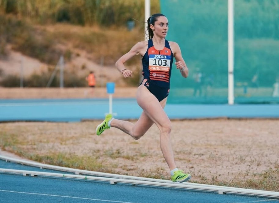 Completamente sorprendido con los progresos de Julia Lillo, 22 años, madrileña residente en Barcelona. Estas son sus 4 carreras de 800m de este año al aire libre:
2.08.03 PB en Valencia
2.06.14 PB en Mataró
2.03.41 PB en Guadalajara
2.01.89 PB hoy en Barcelona 
¡Alucinante!