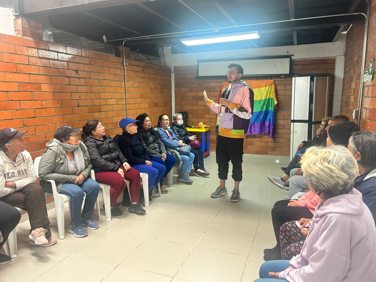 SubLGBTI's tweet photo. 🏳️⚧️🏳️🌈 ¡Usaquén camina por la diversidad!
El equipo territorial de la #SubLGBTI llegó al Centro Día Casa de la Sabiduría “La Casa en el Árbol”, para dialogar sobre experiencias de vida diversas, transformar prejuicios y fortalecer redes de apoyo.
Un encuentro de saberes, reconocimiento y acompañamiento, que impulsa una vejez LGBTI digna y visible.
#AquíSíPasa