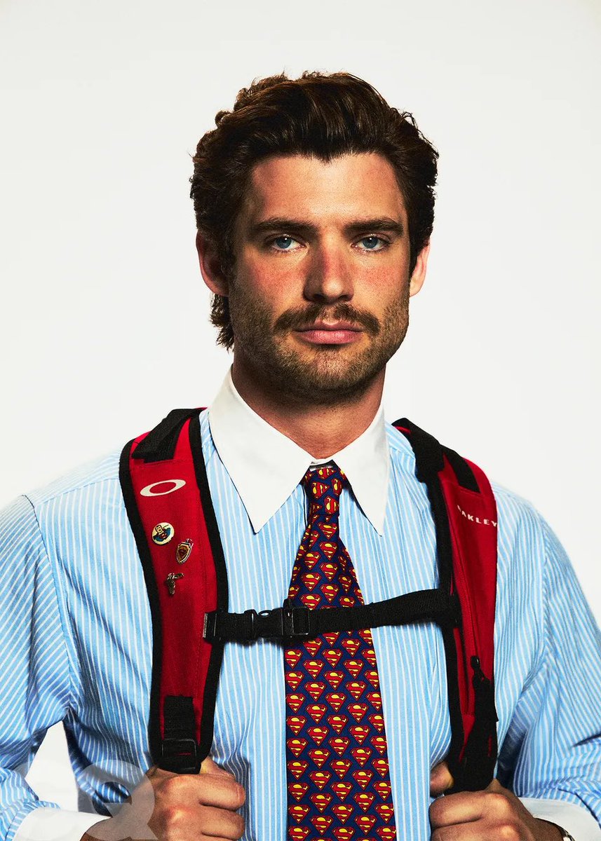 Esta foto es tan buena que es de esas generacionales con las que nace una nueva generación de adolescentes gays confundidos de por qué no pueden dejar de pensar en el