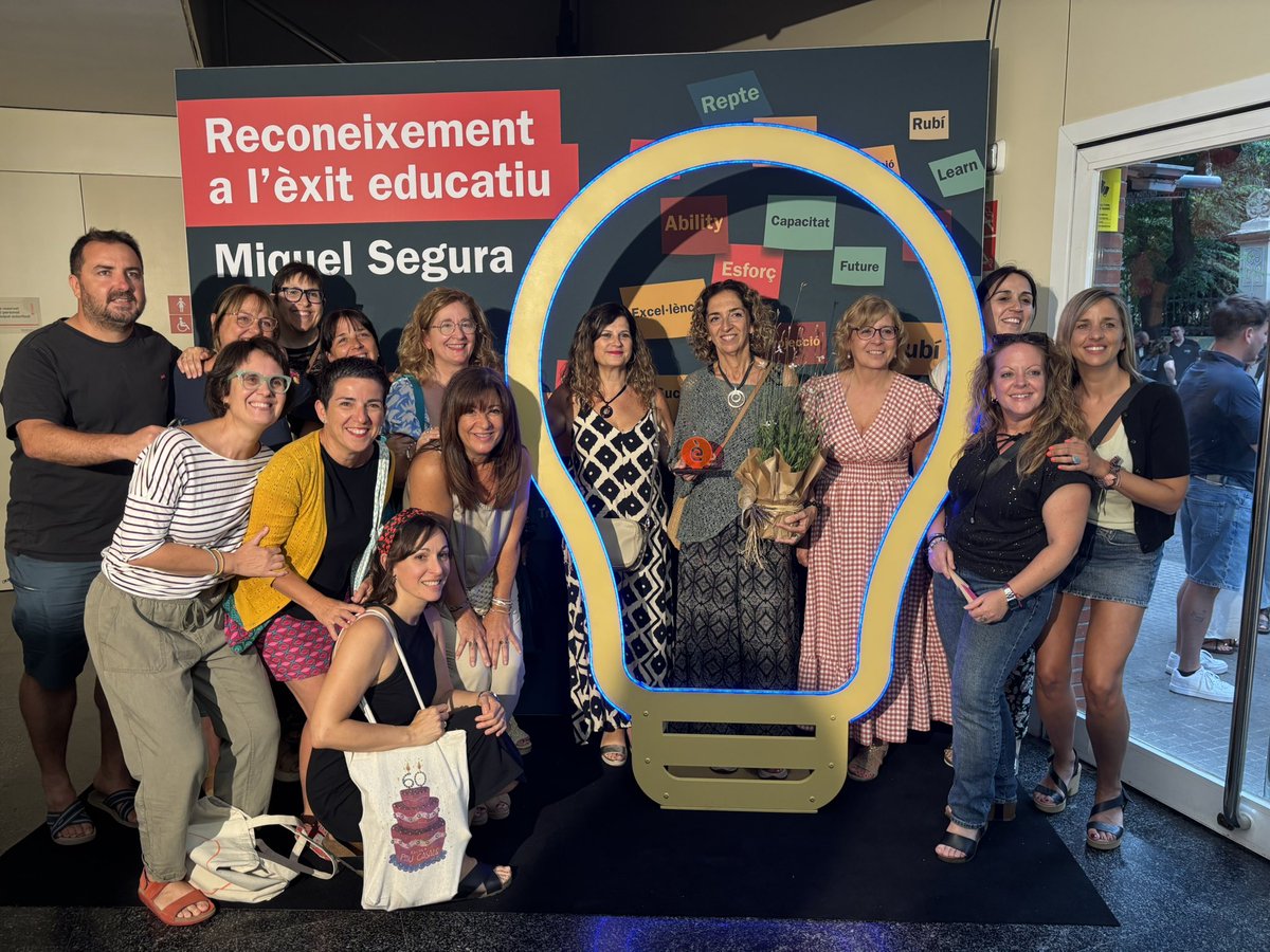 Avui la <a href="/cgimeno1/">c gimeno</a> i la Sílvia Demelo, dues directores molt magnètiques, han rebut el reconeixement a l’èxit educatiu Miquel Segura 2025, en l’acte organitzat per <a href="/AjRubi/">Ajuntament de Rubí</a> 
Felicitats pel vostre compromís amb l’equitat i la qualitat educatives!🧲