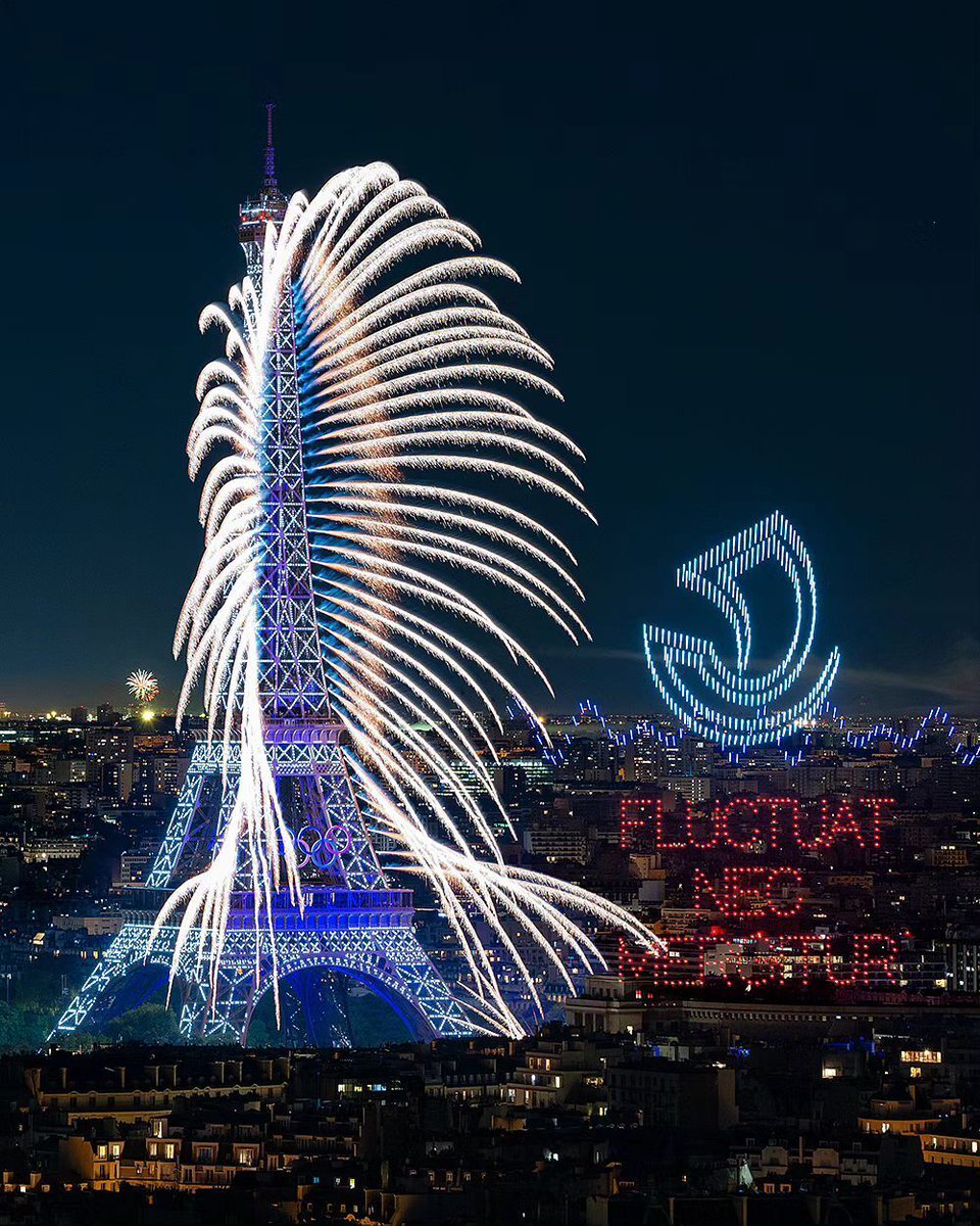 🎉 July 14 is going to be a grand affair! 
No fewer than 1,000 drones will light up the sky during the fireworks - a world record.
Will you be there?
📸 <a href="/antoine_never/">Antoine</a> @ag_photographe
