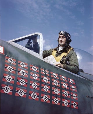 Francis Gabreski, 5 Temmuz 1944'ten kısa bir süre sonra P-47 Thunderbolt savaş uçağının kokpitinde poz veriyor.