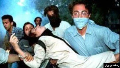 bashirtash's tweet image. ۲۶ سال از قیام ۱۸ تیر ۷۸ گذشت. قیامی که در پی آن چندین ماه پنهان و سپس به صورت غیزقانونی از کشور خارج شدم. پدر ۷۰ ساله و بیمارم را به عنوان گروگان دستگیر کردند. دریا را هم به انفرادی بازداشتگاه توحید بردند.
قیام ۱۸ تیر تنها در زندگی من نبود که فصل جدیدی گشود، بلکه آغازی برای جنبش…
