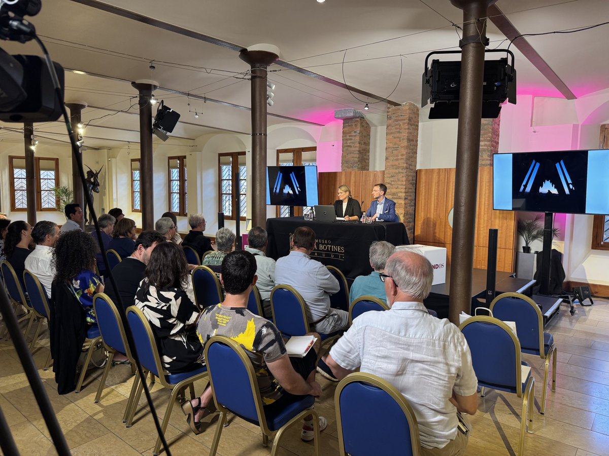 José Maria Viejo (@josemaria_viejo) on Twitter photo Hoy hemos inaugurado el curso de verano ‘Gaudí y la geometría’. Cuarta edición de esta oferta educativa que <a href="/CasaBotines/">Museo Casa Botines Gaudí</a> y <a href="/unileon/">Universidad de León</a> dedican a Antoni #Gaudí, ofreciendo perspectivas fascinantes para aproximarse a uno de los grandes genios de la arquitectura y el diseño. Hoy hemos inaugurado el curso de verano ‘Gaudí y la geometría’. Cuarta edición de esta oferta educativa que <a href="/CasaBotines/">Museo Casa Botines Gaudí</a> y <a href="/unileon/">Universidad de León</a> dedican a Antoni #Gaudí, ofreciendo perspectivas fascinantes para aproximarse a uno de los grandes genios de la arquitectura y el diseño.