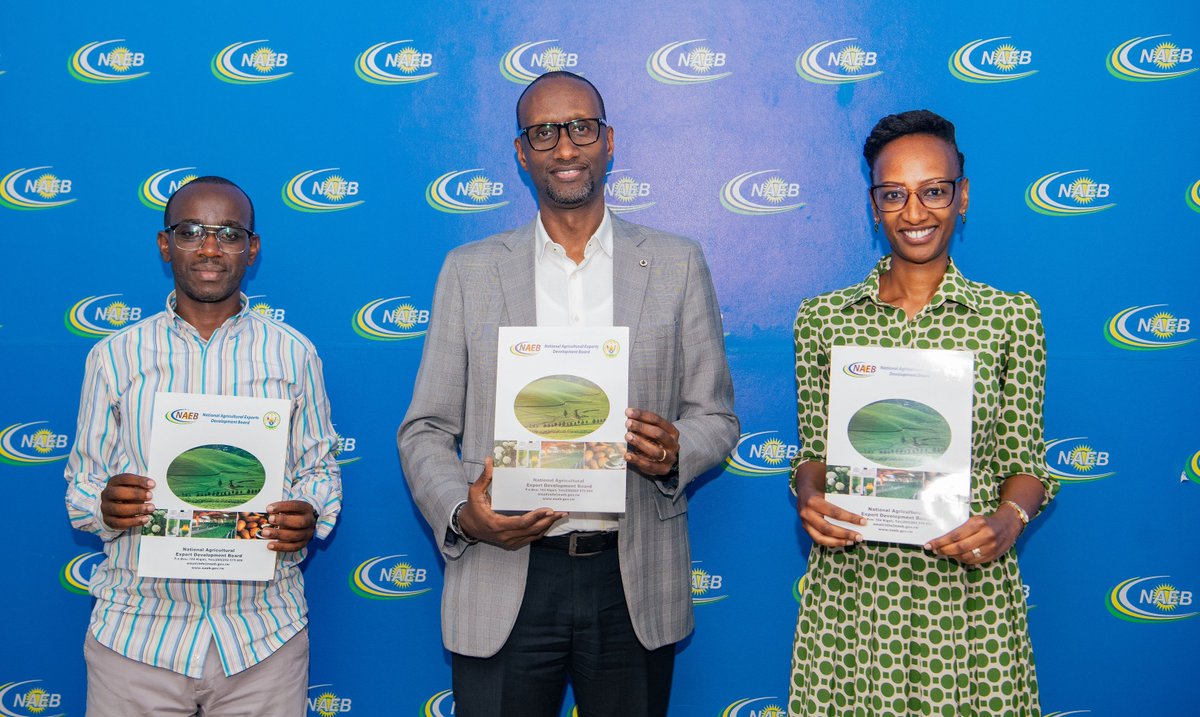 RwandAgriExport's tweet image. 🚨AMAKURU MASHYA🚨
#NAEB, #CEPAR na One Acre Fund-Tubura basinye amasezerano y’ubufatanye mu kwegereza abahinzi b’ikawa ifumbire.
📰Itangazo rigenewe abanyamakuru & amafoto:⬇️