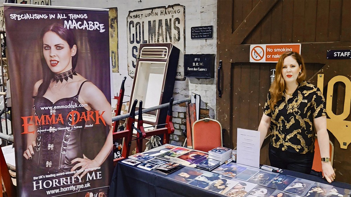 EmDarkOfficial's tweet image. ✍️ My fab guest / autograph table at the awesome Shed of Hell convention in Rushden last weekend!
. . .
#AutographSigning #ShedOfHell #Convention #Filmmaker #Actor #Model